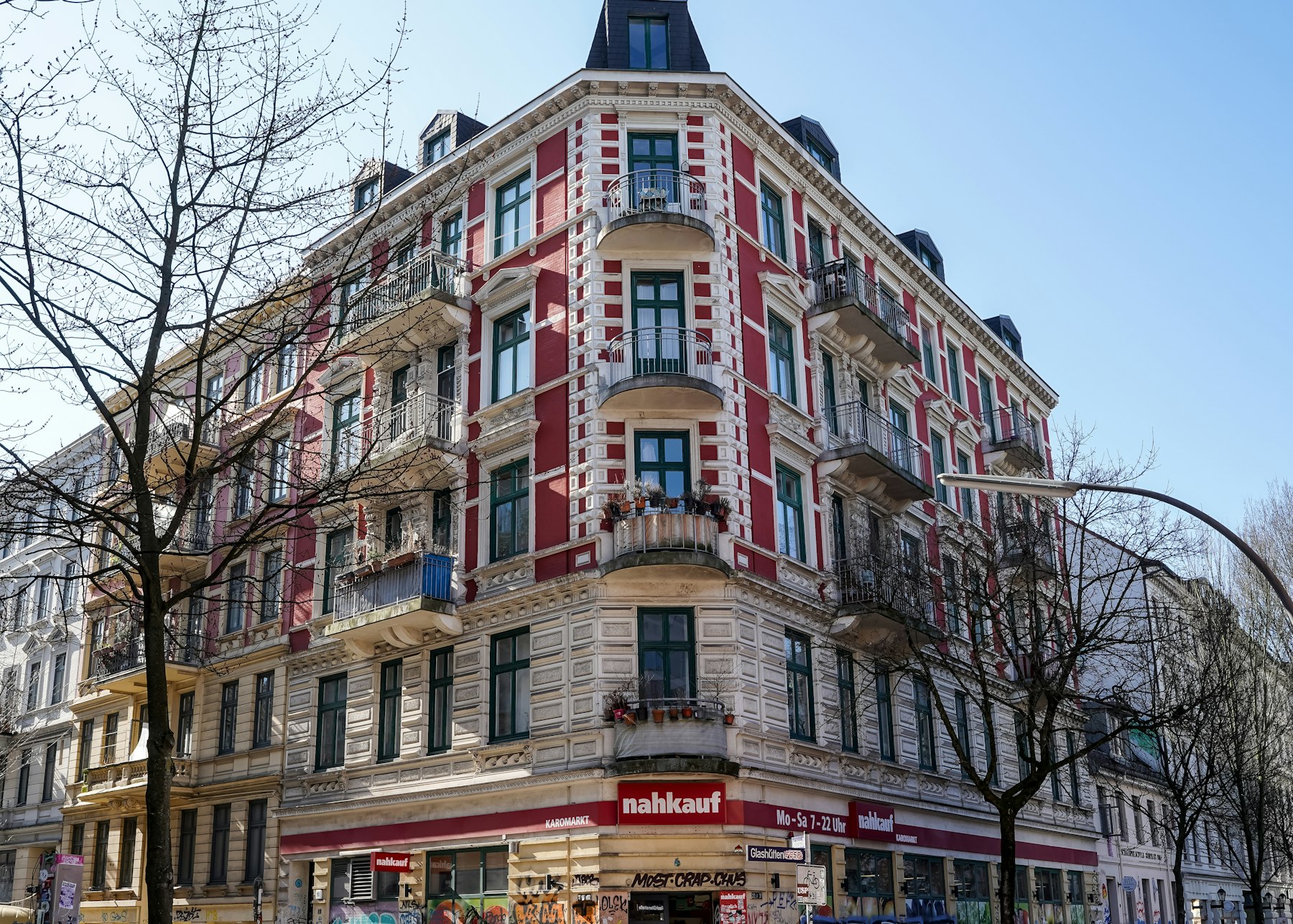 Gründerzeit-Eckgebäude mit roter und weißer Fassade – Altbau mit Aufstockungspotenzial verkaufen - Quelle: Unsplash (Lizenz: Unsplash License)
