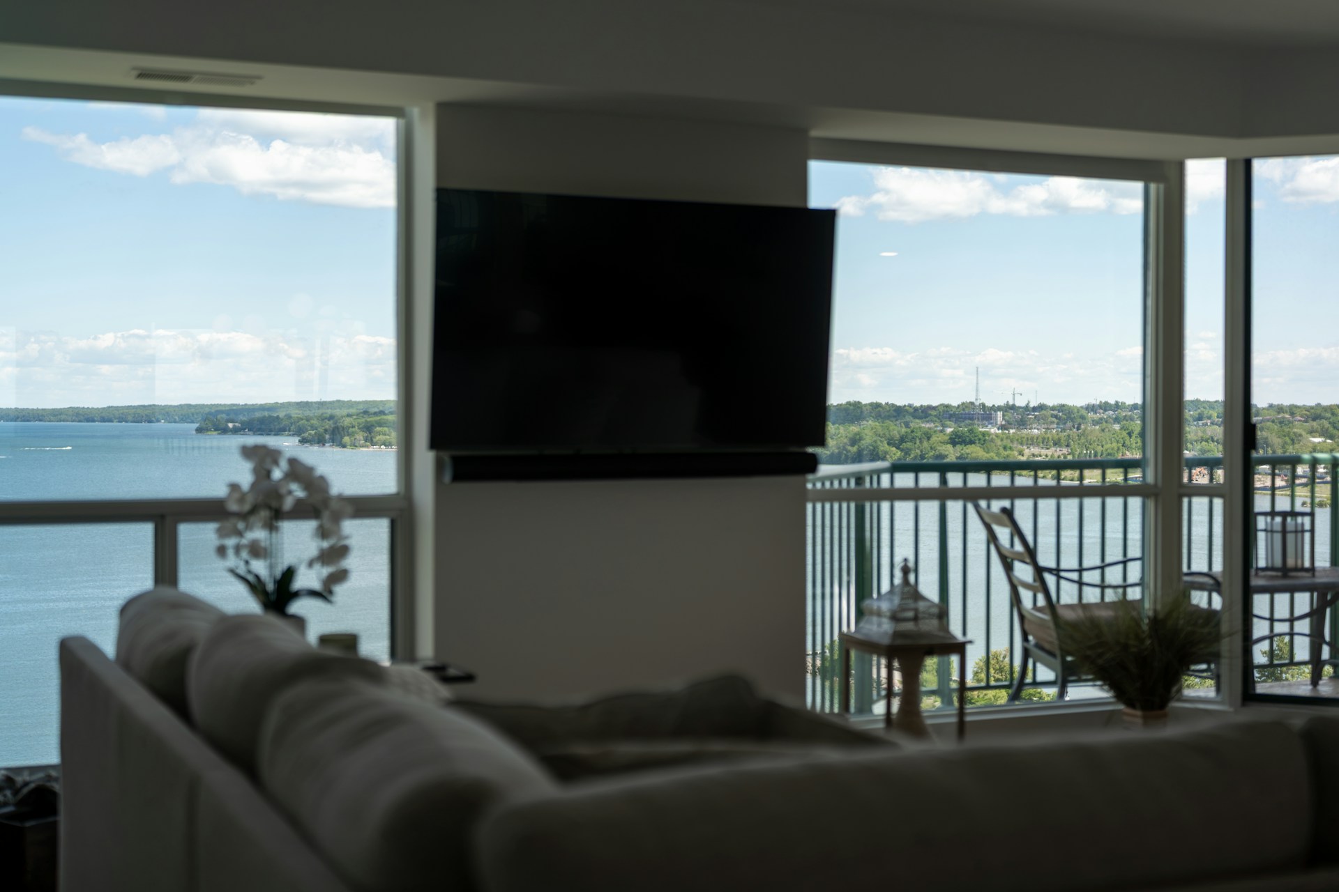 Helles Wohnzimmer mit großen Fenstern und Balkon in einer altersgerechten Wohnung - Quelle: Unsplash (Lizenz: Unsplash License)