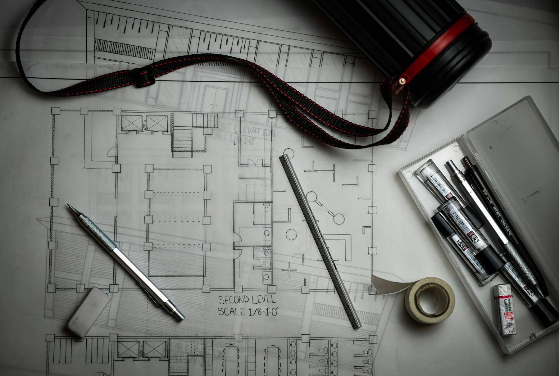 Grundrisspläne mit Lineal und Zeichenstiften – Bauunterlagen und Grundrisse für den Immobilienverkauf - Quelle: Unsplash (Lizenz: Unsplash License)