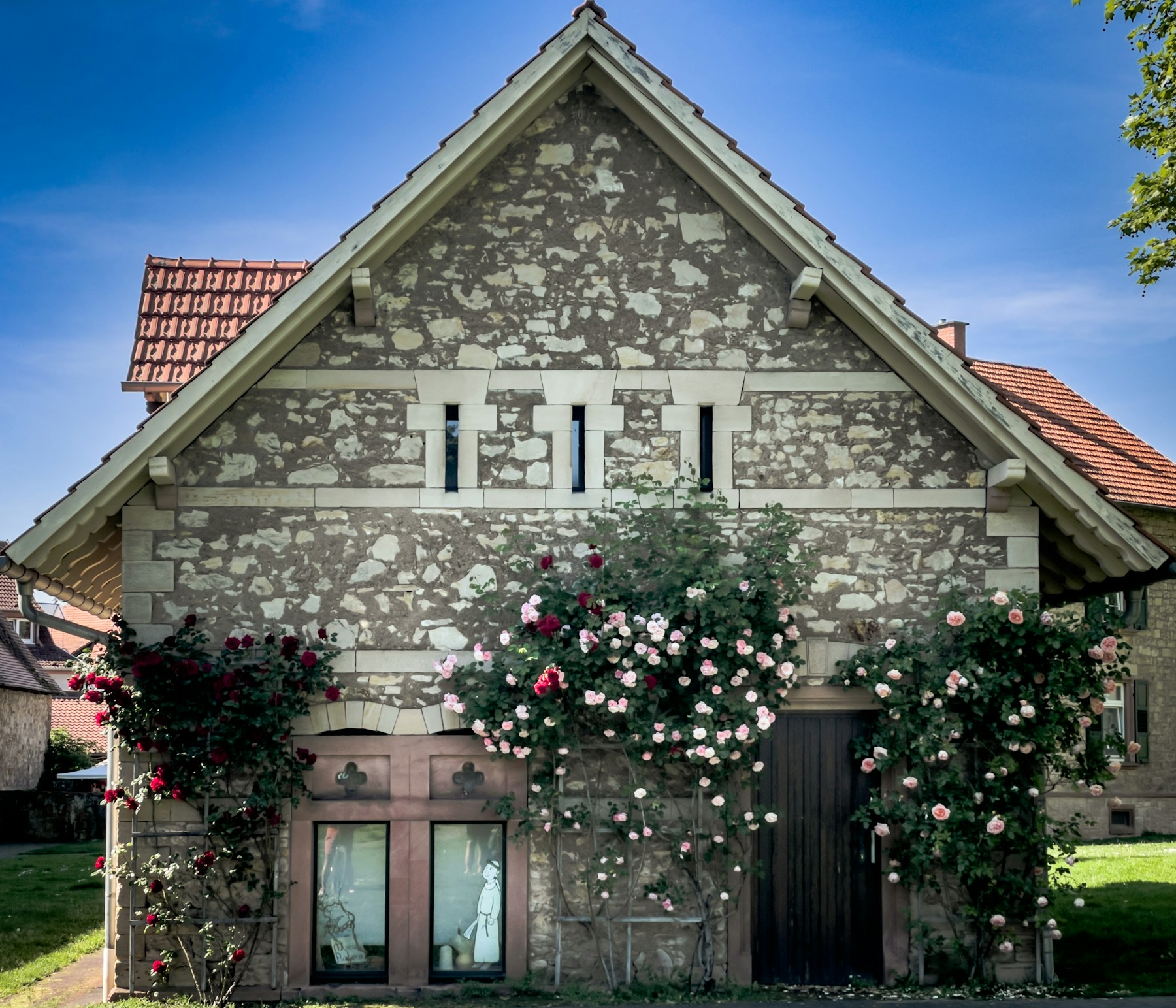 Altes Steinhaus mit Rosen an der Fassade – Elternhaus der Erbengemeinschaft freihändig verkaufen - Quelle: Unsplash (Lizenz: Unsplash License)