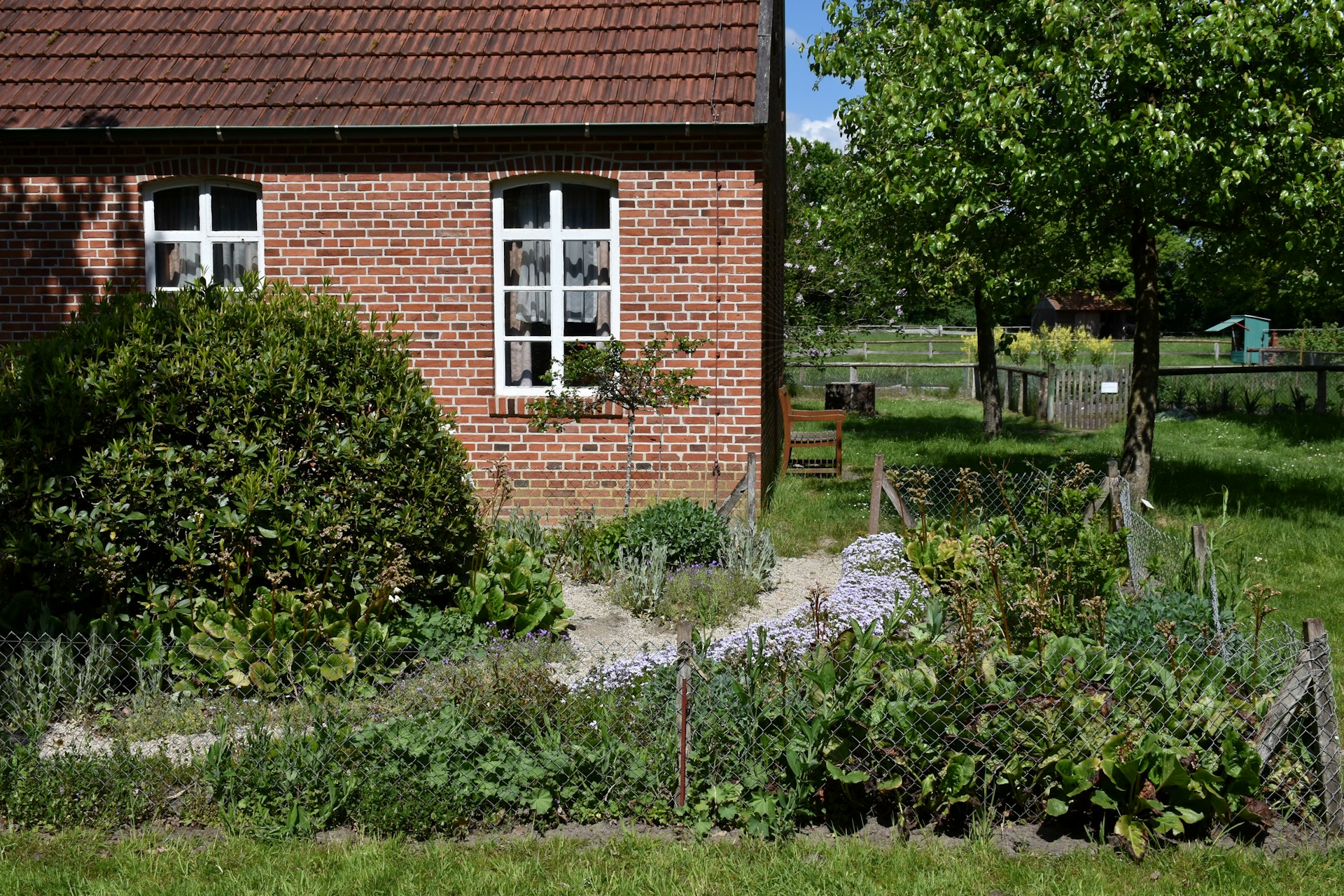 Älteres Backsteinhaus mit großem Gartengrundstück, dessen Wert beim Erbe ermittelt wird - Quelle: Unsplash (Lizenz: Unsplash License)