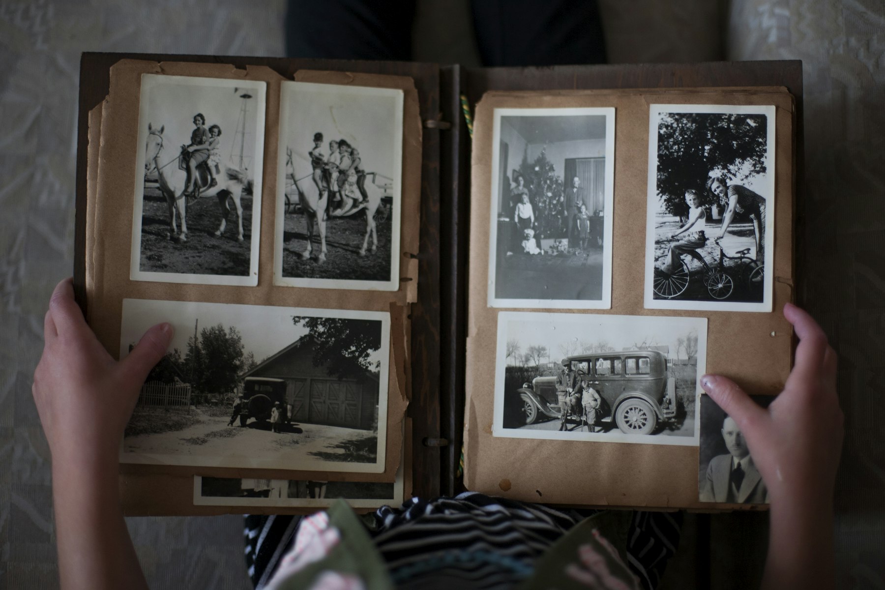Hände blättern in einem alten Fotoalbum mit Schwarz-Weiß-Fotos – Erinnerungen beim Räumen des Elternhauses - Quelle: Unsplash (Lizenz: Unsplash License)
