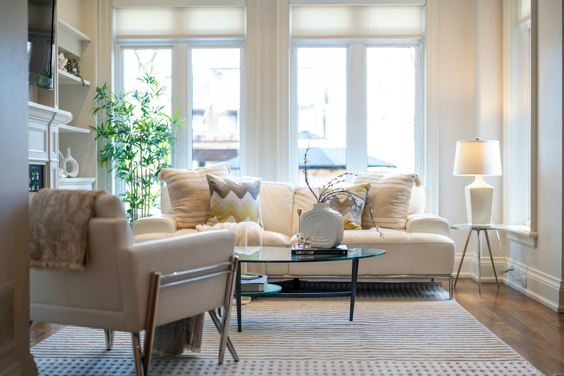 Helles Wohnzimmer mit Sofa, Sessel, Teppich und hohen Fenstern – Immobilie möbliert anbieten - Quelle: Unsplash (Lizenz: Unsplash License)