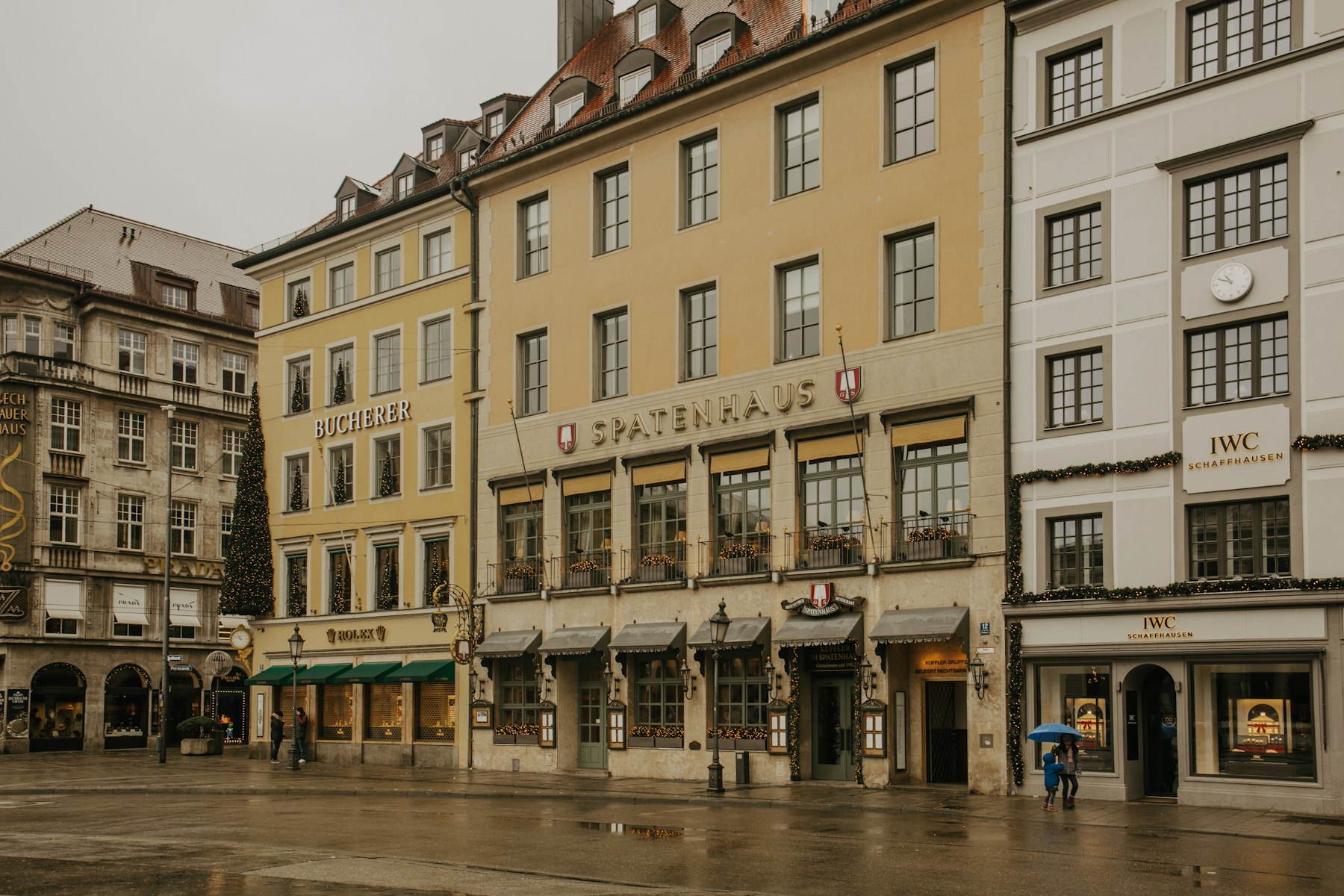 Mehrgeschossige Altbaufassaden mit Ladenlokalen und Gastronomie im Erdgeschoss und Wohnungen darüber - Quelle: Unsplash (Lizenz: Unsplash License)
