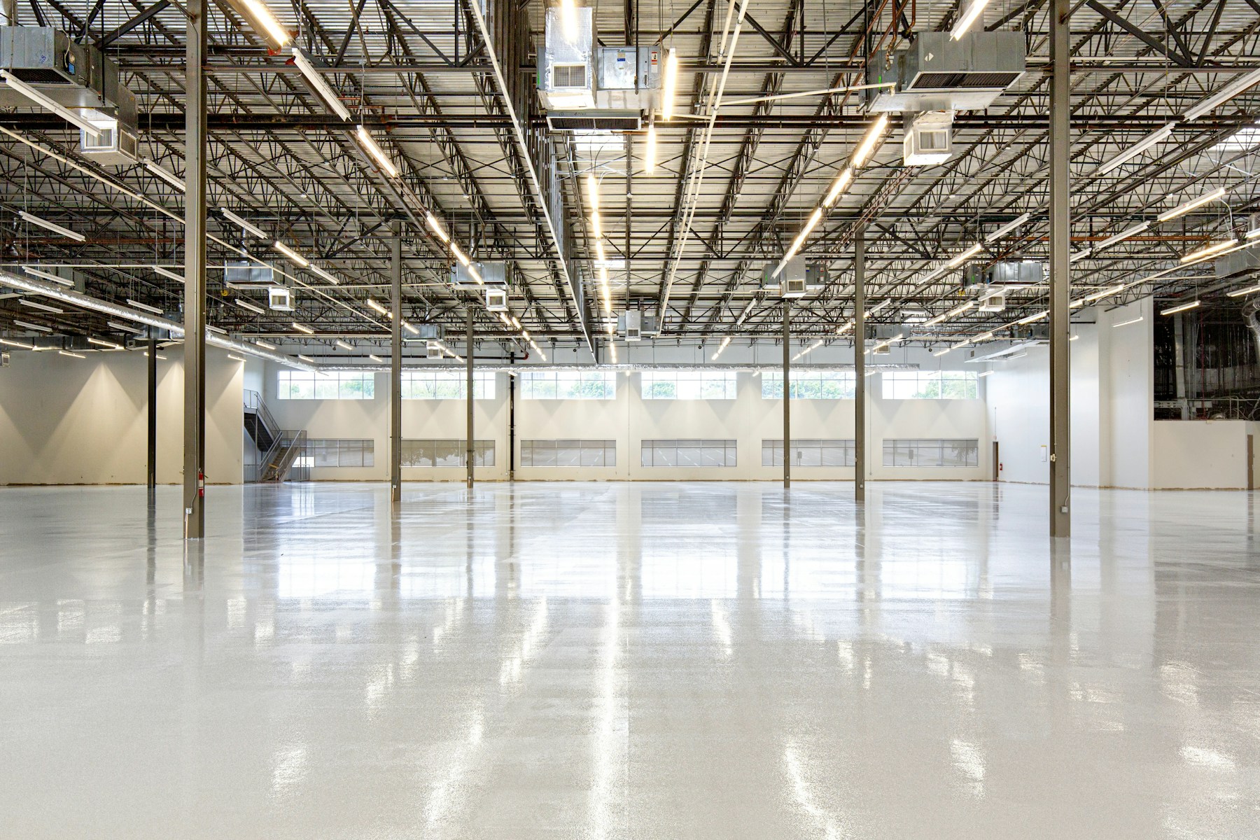 Leere Lagerhalle mit großer stützenfreier Fläche und Industrieboden – Wert einer Lagerhalle ermitteln - Quelle: Unsplash (Lizenz: Unsplash License)