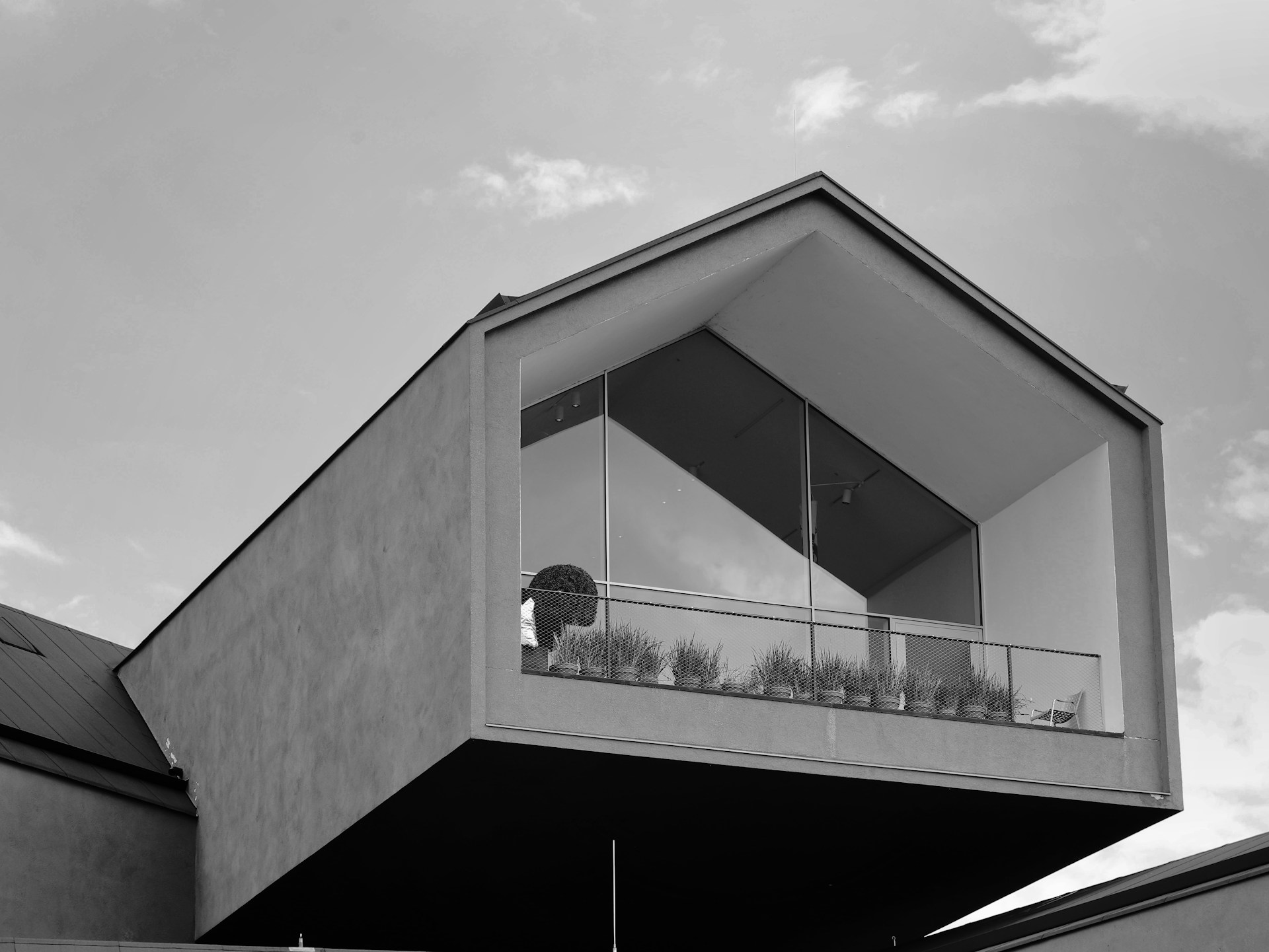 Mehrfamilienhaus mit Balkonen als Beispiel für Wertsteigerung durch Nachverdichtung und Aufstockung - Quelle: Unsplash (Lizenz: Unsplash License)