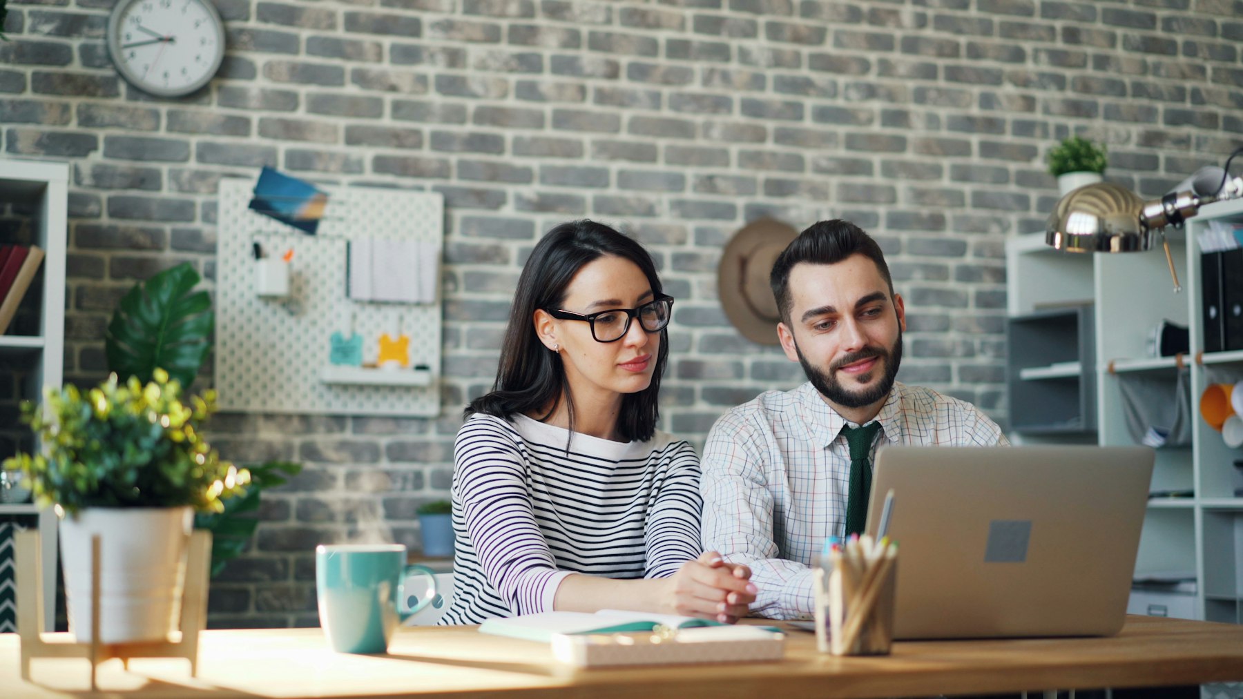 Mann und Frau sitzen gemeinsam am Laptop und planen - Quelle: Unsplash (Lizenz: Unsplash License)